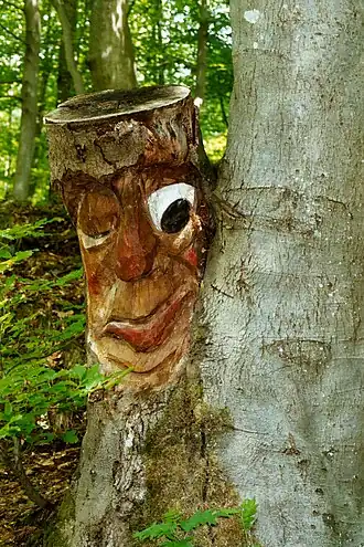 Skulptur des Waldgeisterweg am Südfuß des Hohenbergs