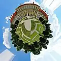 Künstlerische Verfremdung mit der Little Planet-Technik aus der Bildbearbeitung (Schloss Oberschleißheim – Westfront Little Planet)