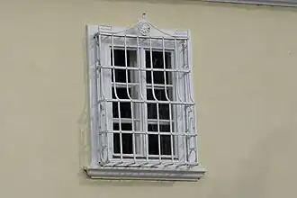 Barockes Fenstergitter des Priesterhauses