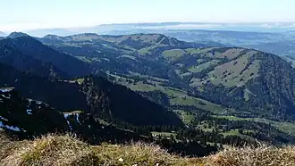 Blick vom Hochgrat auf Fluh (Bildmitte) und Imbergkamm (rechts)
