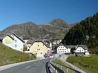 Plattenspitze (links) und Gamskarlspitze über dem Ort Obertauern