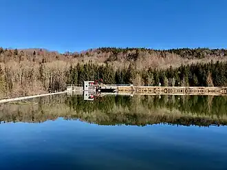 Oberwasser, Wehrkrone mit Strahlaufreißern und Rechenreinigungsmaschine