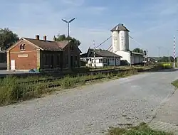 Alter Bahnhof Oberweiden (bis 2017). Links das ehemalige Bahnhofsgebäude, welches so wie der alte Silo im Hintergrund im Jahr 2017 abgerissen wurde.