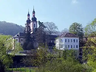 Die Klosterkirche St. Michael mit Klostermauer und dem von Peter Speeth 1812/13 während der säkularen Zeit erbauten Schlösschen (rechts)