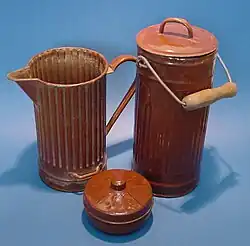Kanne (mit Henkel), Milchkanne (mit Bügel) und Deckeldose aus Gasmaskenbehältern