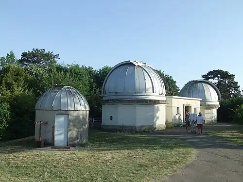 Doppelkuppeln, in denen die 1-m- und 60-cm-Teleskope untergebracht sind.