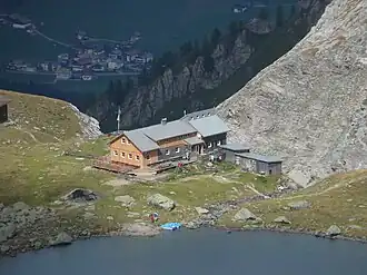 Die Obstanserseehütte, vom Karnischen Höhenweg aus gesehen.