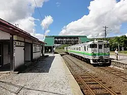 Regionalzug im Bahnhof von Ochiai