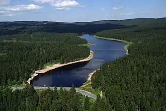 Luftbild des Oderteiches von Süden; über den Staudamm (vorne) verläuft die Bundesstraße&nbsp;242