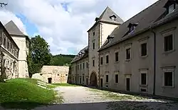 Der Innenhof der Burg: rechts der Ostbau, links der Westbau