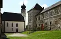 Die Kirche St. Nepomuk vom Innenhof der Burg gesehen