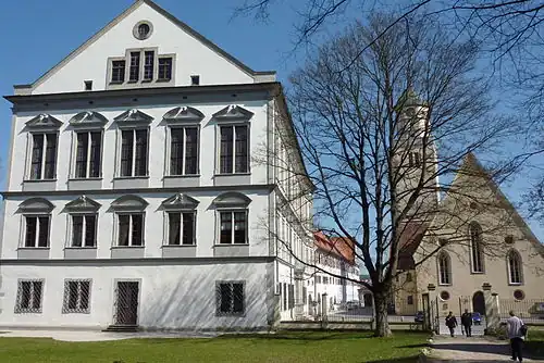 Blick von Hofgarten in Richtung Schlossplatz: Schloss Oettingen und Kirche St. Jakob