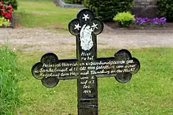 Grabkreuz für einen durch eine verirrte Kugel getroffenen Einwohner auf dem Oeverseer Friedhof