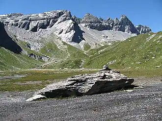 links Ofen und anschliessend Tschingelhörner gesehen vom unteren Segnasboden. Rechts folgt die Lücke des Segnespasses.