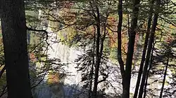 Blick auf die flussseitig rechte Felswand des Ofenlochs