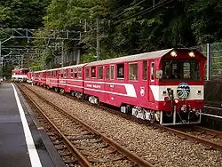 In Nagashima Dam wird die Schiebelokomotive abgekuppelt und die Diesellokomotive befördert den Zug allein nach Ikawa.