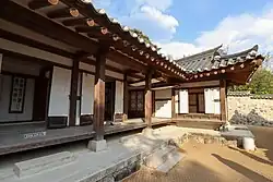 L-förmiges Holzhaus im Hanokstil