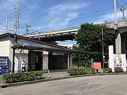 Viadukt der Aichi-Ringlinie im Hintergrund