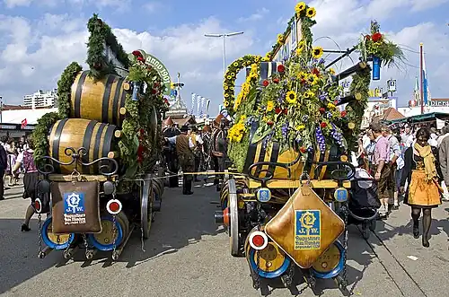 Zwei mit Hirschen beladene Fuhrwerke auf dem Münchner Oktoberfest