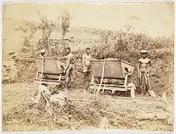 Jamaikanische Kanalbauarbeiter in Panama, 1881–1889. Die Kipploren haben noch keine Verriegelung und viereckige Fahrgestelle statt der später üblichen aus gebogenen U-Profilen