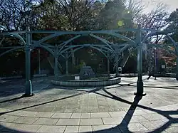 Die obere gusseiserne Struktur der zweiten erhaltenen Halle im Harbour View Park in Yokohama.