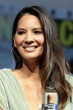 Olivia Munn spielt Casey Bracket