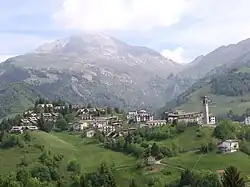 Ortsteil Zambla bassa mit dem Pizzo Arera (2512 m)