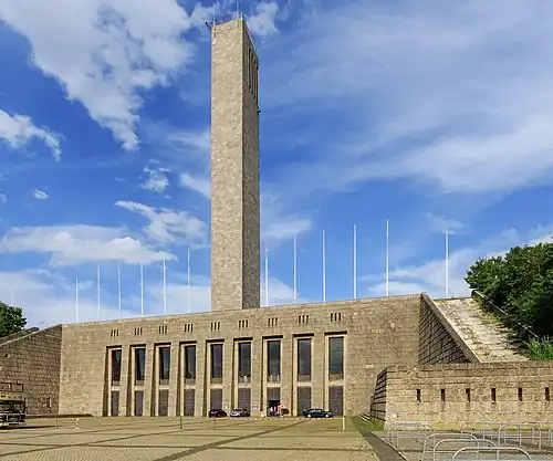 Glockenturm und Langemarckhalle von Westen