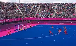 Vorrunde 2012 der Frauen: Südkorea (weiß-blau) erwartet eine Strafecke der Chinesinnen