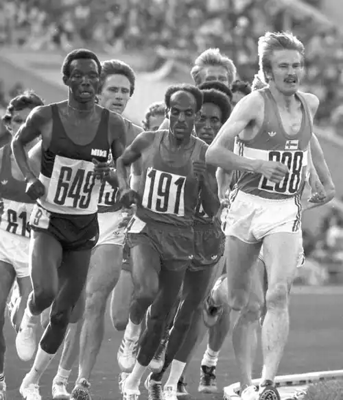 Szene aus dem 5000-Meter-Finale: Suleiman Nyambui (649), Miruts Yifter (191), Kaarlo&nbsp;Maaninka&nbsp;(208)