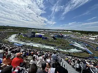 Stade d’eau vive Vaires-sur-Marne während der Kanu-Slalom-Wettbewerbe bei den Olympischen Sommerspielen 2024 - Gesamtanlage