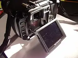 Die E-330 mit ausgeklapptem Display