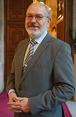 Portraitfoto von Gemeinderat Omar Al-Rawi im Wiener Rathaus