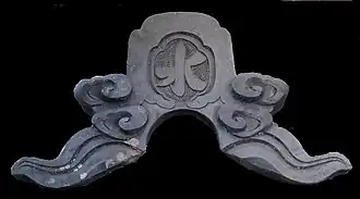 Detail eines Onigawara mit dem Schriftzeichen mizu (水, Wasser) zum Schutz vor Bränden