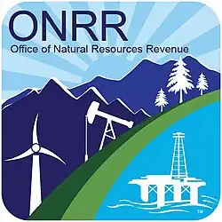 Das Logo zeigt eine Bohrinsel, eine Windkraftanlage, eine kleine Erdölpumpe und Bäume vor einer Bergkette. Es ist in blauen und grünen Farben gehalten