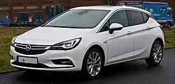 Opel Astra K (2015-2021) mit abgerundeter Frontschürze (zum Vergrößern klicken)