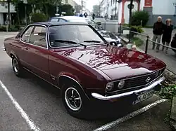 Opel Manta mit Sportstahlrädern und Vinyldach