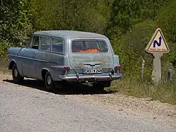 Opel Olympia P2 Caravan mit Michelin-Verkehrszeichen Gefährliche Kurven auf 6 km