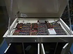 Die Pitch-Controller-Platine (auf der Oberseite des Scanners) steuert die Abtastgeschwindigkeit von Wellenform-Scannern durch ein Steuersignal. Die hellgrau gefärbten Buchsen auf der Platine dienen zum Einstecken der optionalen elektronischen Komponenten.