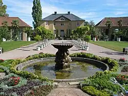 Delphinbrunnen vor Orangerie und dem Gärtnerhaus