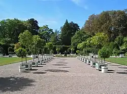 Orangeriehof mit Baumreihen