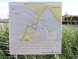 Schautafel an den Schleusen mit Überweg