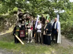 Eine Gruppe von Menschen in Jedigewandung