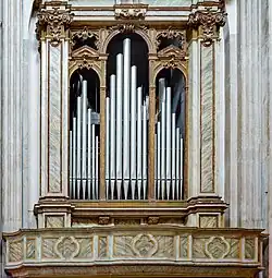Orgel auf der linken Seite