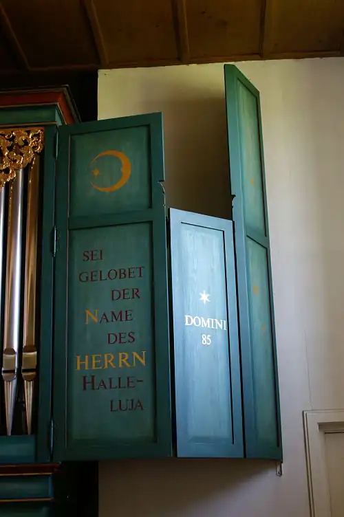 Rechte Flügeltür: DOMINI 85 SEI GELOBET DER NAME DES HERRN HALLELUJA