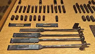 Schieber von der Unterseite der Orgel, durch deren Verschließen und Öffnen sich die vier Register auswählen ließen