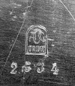 Signatur der Orivit-AG (Boden der Pfauenvase)