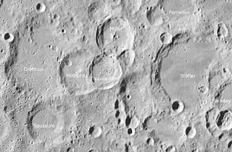 Stöfler (Mitte rechts) und Umgebung (LROC-WAC)