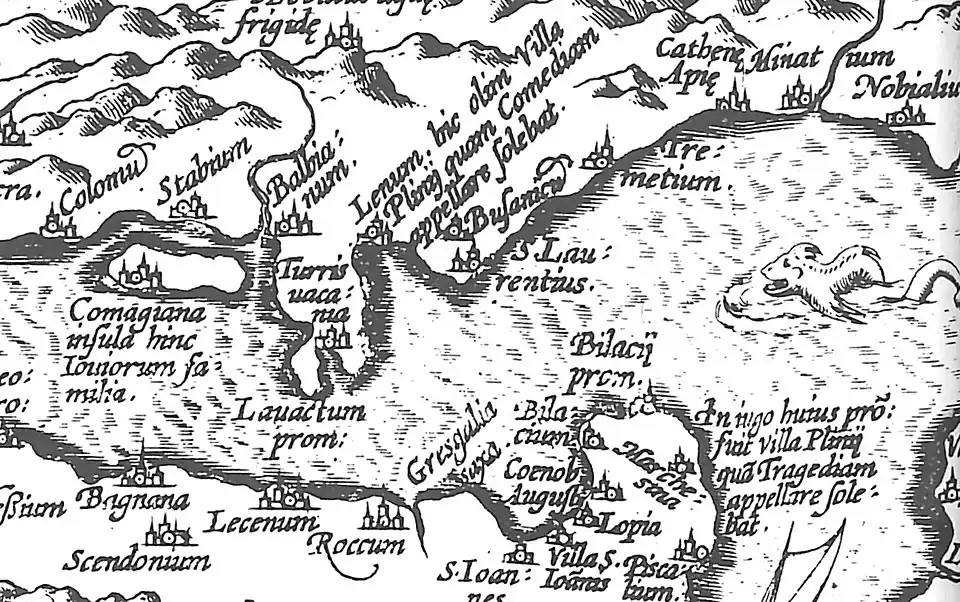 Ausschnitt aus der Karte des Comer Sees im Theatrum Orbis Terrarum. Der Herausgeber verortet die Plinius-Villen gegenüberliegend in Bellagio und Lenno. Die Tragödien-Villa ist markiert mit „In iugo huius pro(munturii) fuit villa Plinii qua Tragediam appellare solebat“, die Komödien-Villa mit „Ihic olim villa Plinii quam Comediam appellare solebat“