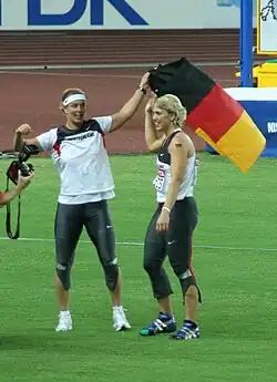 Vizeweltmeisterin Christina Obergföll (rechts) und Bronzemedaillengewinnerin Steffi Nerius feierten ihre&nbsp;Medaillen